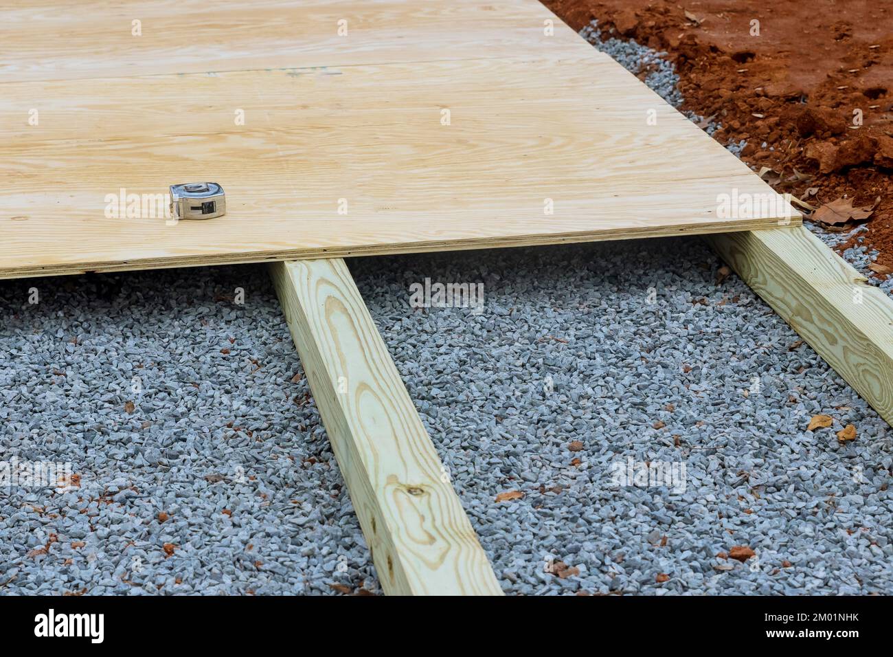 Im Garten bauen wir einen kleinen Schuppen, der auf einem Fundament aus