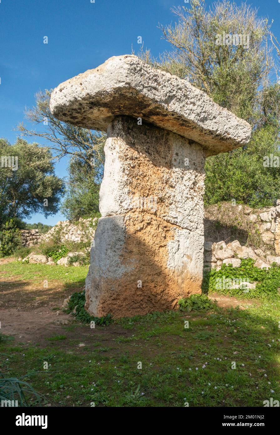 Taula, T-förmiges Steindenkmal, prähistorisches Dorf in Torretrencada bei Ciutadella auf Menorca, Spanien Stockfoto
