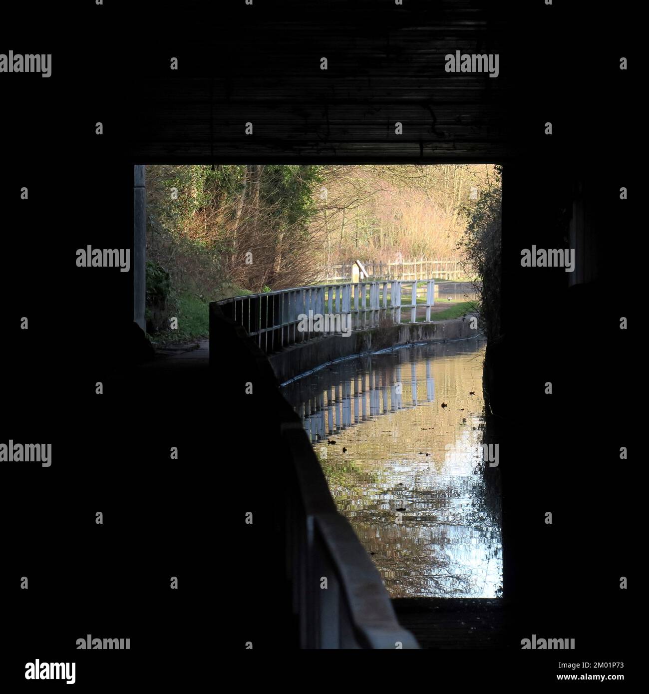 Kanaltunnel mit Blick auf das Wasser, reflektierte Muster, Linie, Form, mit einer begrenzten Infrarot-Farbpalette, die in Lichtformen zeigt, die auf der spiegeln Stockfoto
