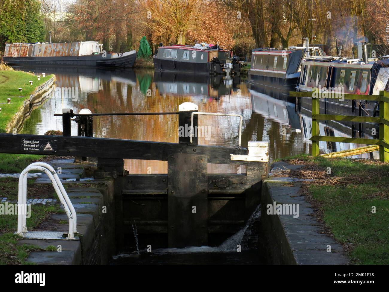 Malerische Landschaft mit Schmalbooten, die im Winter an der Hoo Mill Schleuse am Trent- und Mersey-Kanal nördlich von Great Haywood in Staffordshire vor Anker liegen Stockfoto