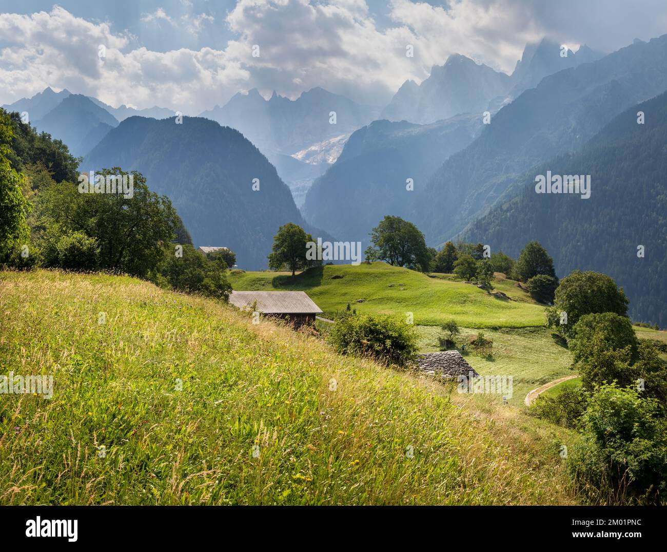 Die Gipfel Piz Badile, Pizzo Cengalo und Sciora im Bregaglia-Gebirge - Schweiz. Stockfoto