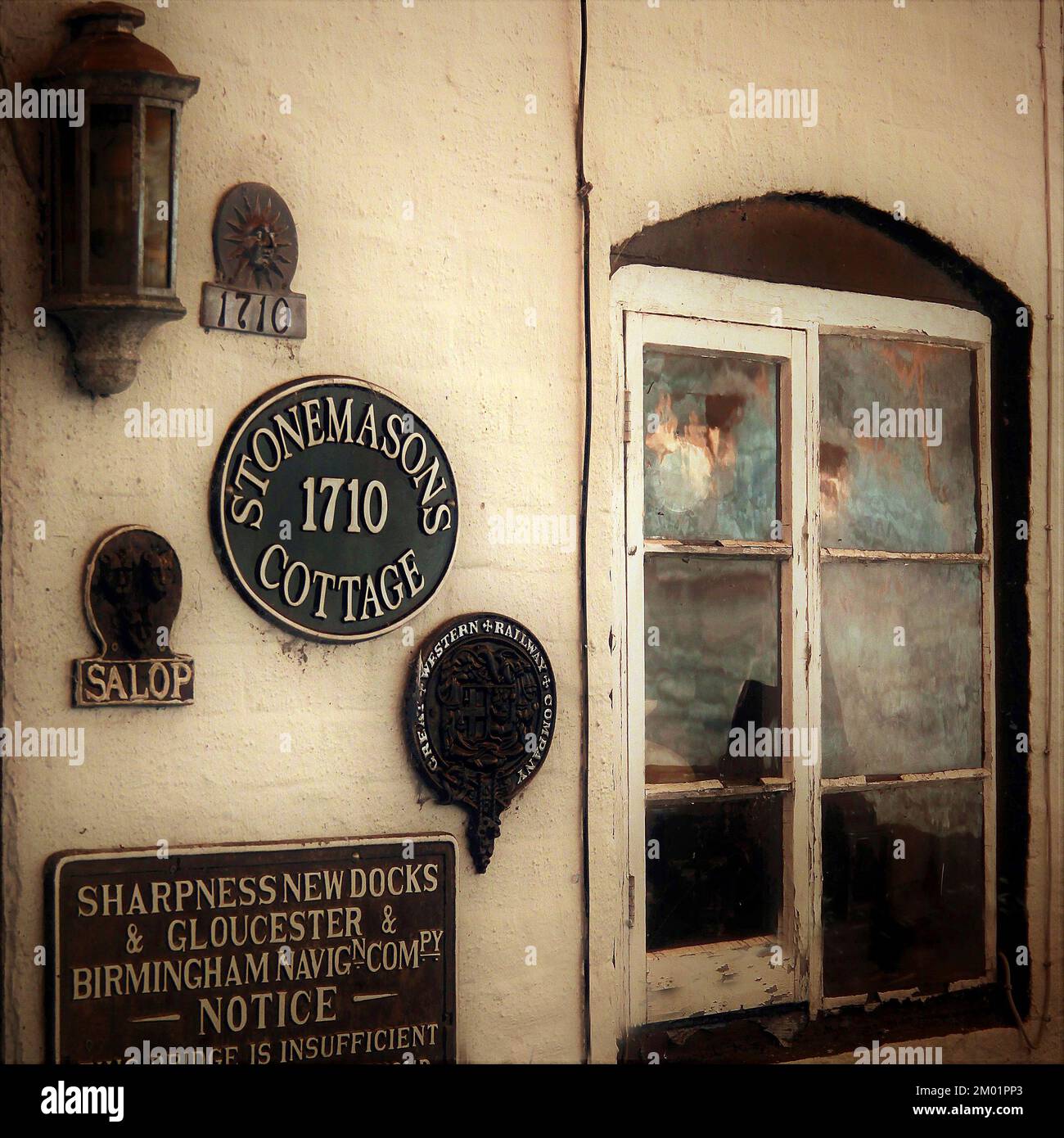 Farbfoto mit Reflexionen im Fenster des Lock Keepers Cottage, eine begrenzte Infrarot-Farbpalette mit Reflexionen im Glasfenster Stockfoto