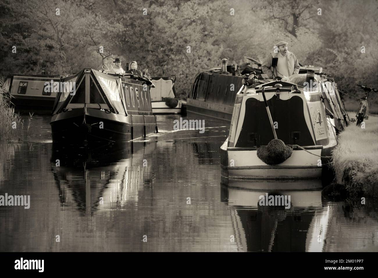 Sepia-Ton Schwarz-Weiß-Foto von Narrowbooten auf den Wasserstraßen von Staffordshire, Sepia-Ton bringt einen veralteten und nostalgischen Blick auf die Szene. Stockfoto