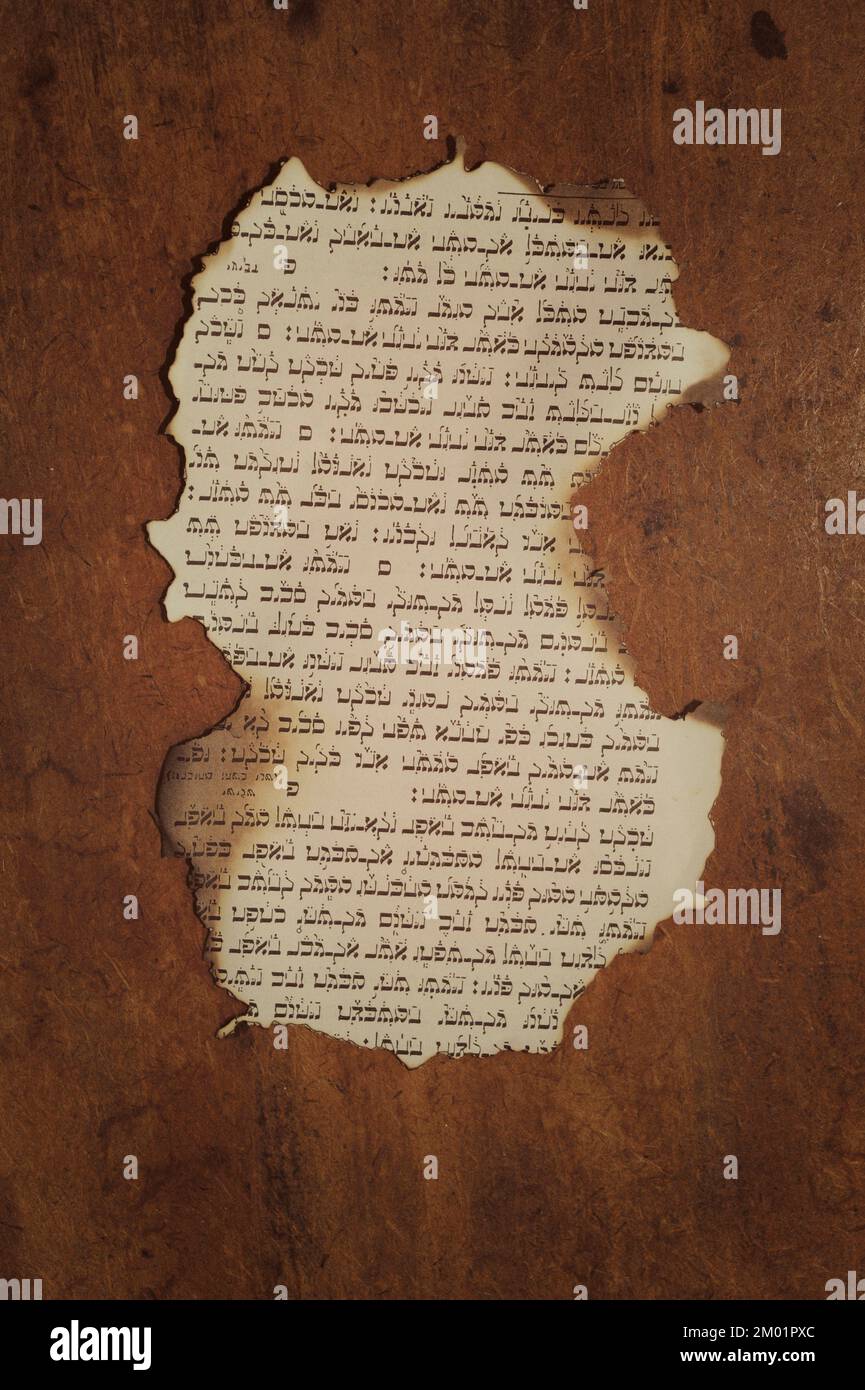 Ein Stück von einem Buch auf Hebräisch, zerrissen und verbrannt Stockfoto