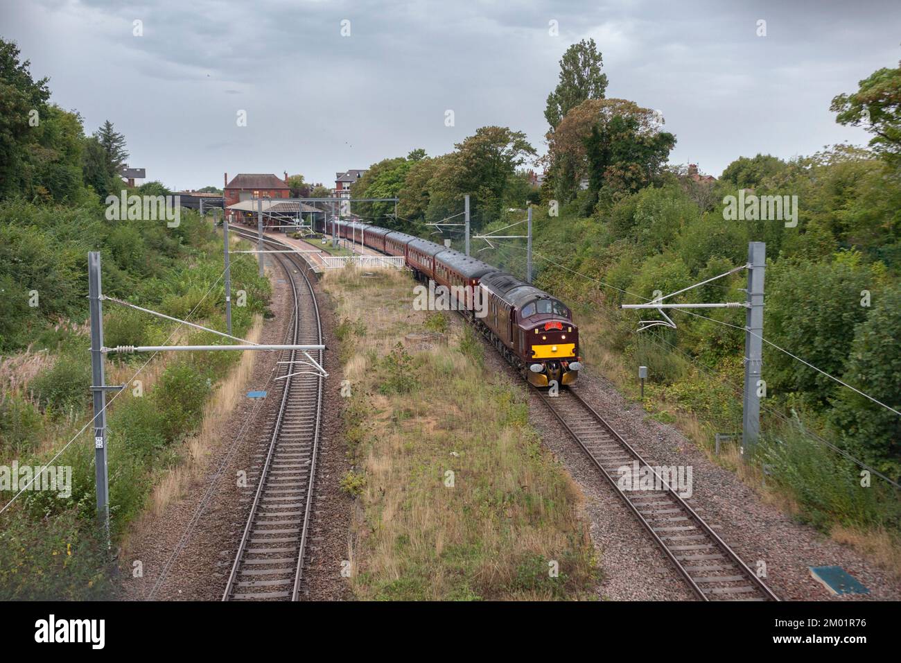 West Coast Railways Class 37 Diesel Locomotive 37676 in Poulton Le Fylde auf der Nordlinie Blackpool mit einer Branch Line Society Charterbahn Stockfoto