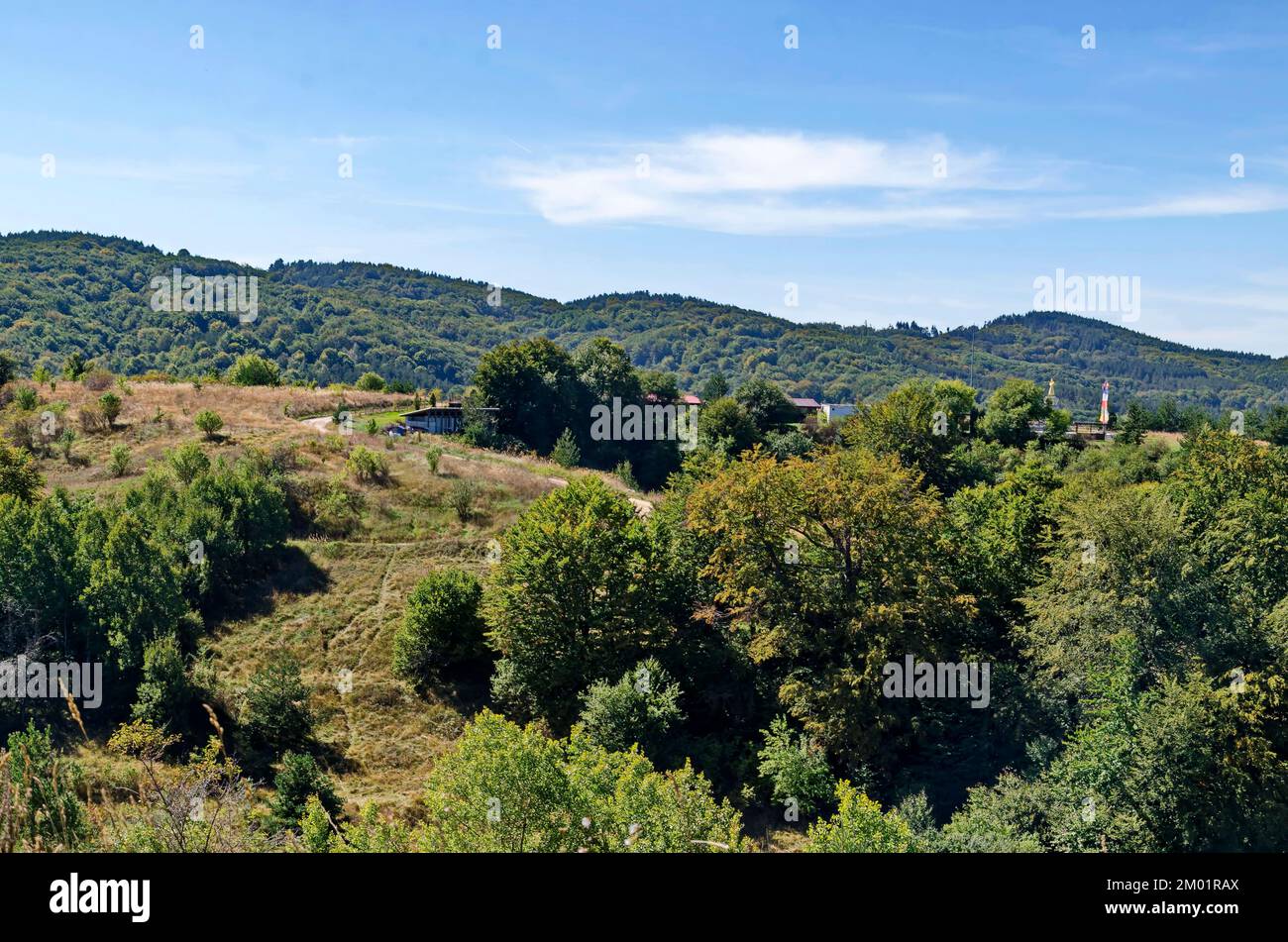 Blick auf die buddhistische Stupa Sofia im Retreat Center Plana - Diamondway Buddhism Bulgaria aus der Ferne, Bulgarien Stockfoto