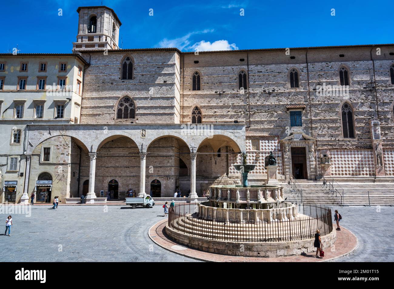 Mittelalterlicher Brunnen (Fontana Maggiore) vor der Kathedrale von Perugia (Cattedrale di San Lorenzo) auf der Piazza IV Novembre in Perugia, Umbrien, Italien Stockfoto