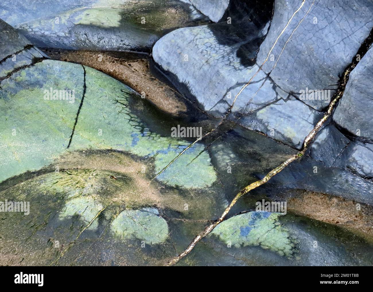 Naturfoto der Meeresgeologie mit zufälligen Mustern, Textur und Form, mit einer dezenten Farbpalette in einem halbabstrakten Stil an der Cardigan Bay Stockfoto