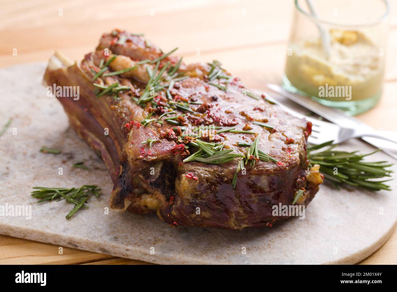 Rib-Eye-Steak mit Senfsauce und Rosmarin Stockfoto