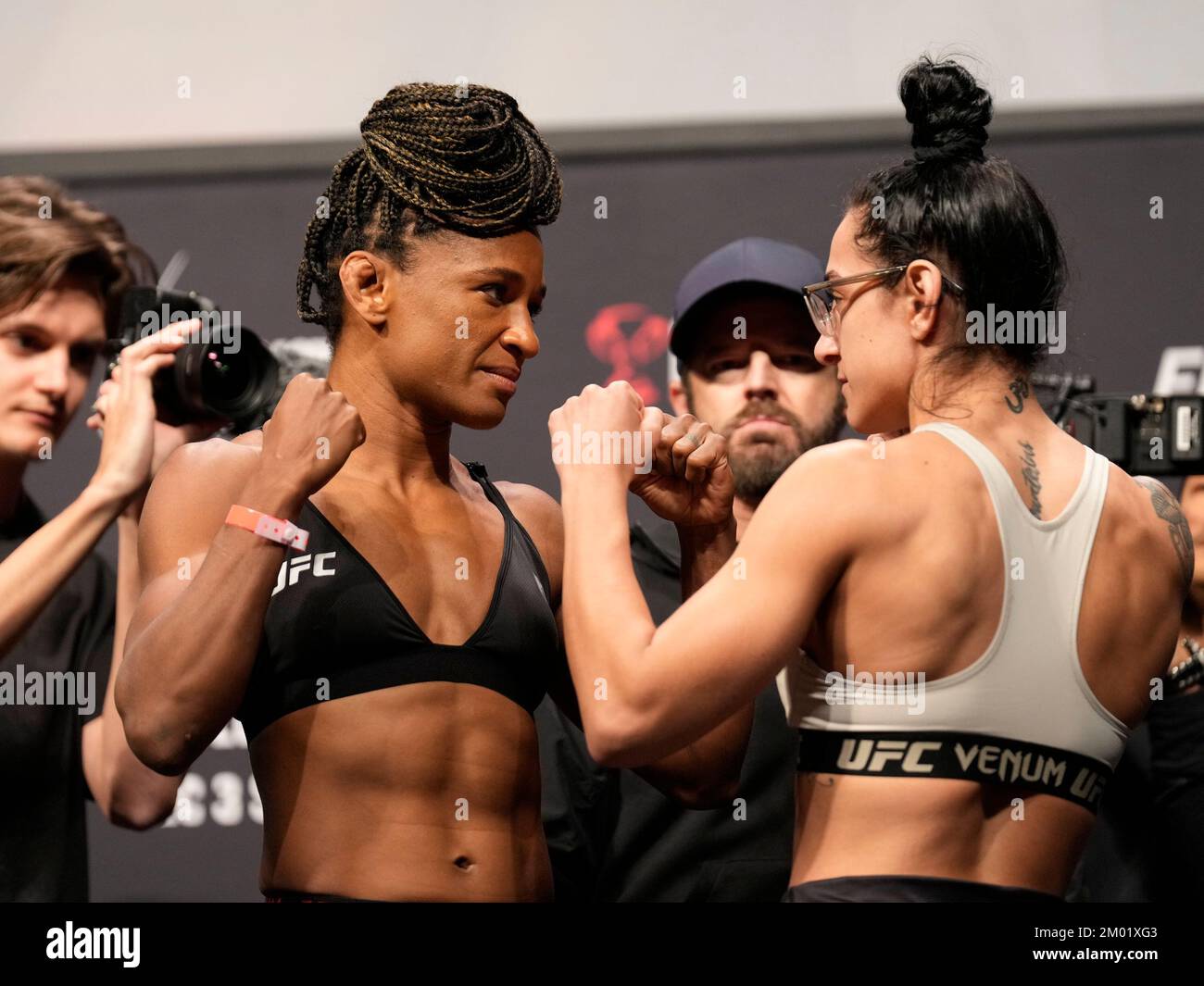 Orlando, Florida, Usa. 02.. Dezember 2022. Amway Center ORLANDO, FL - Dezember 2: Emily Ducote (R) und Angela Hill (M) nach dem zeremoniellen Wiegen im Amway Center für UFC Orlando - Thompson gegen Holland am 2. Dezember 2022 in ORLANDO, FL, USA. (Foto: Louis Grasse/PxImages) (Louis Grasse/SPP) Kredit: SPP Sport Press Photo. Alamy Live News Stockfoto