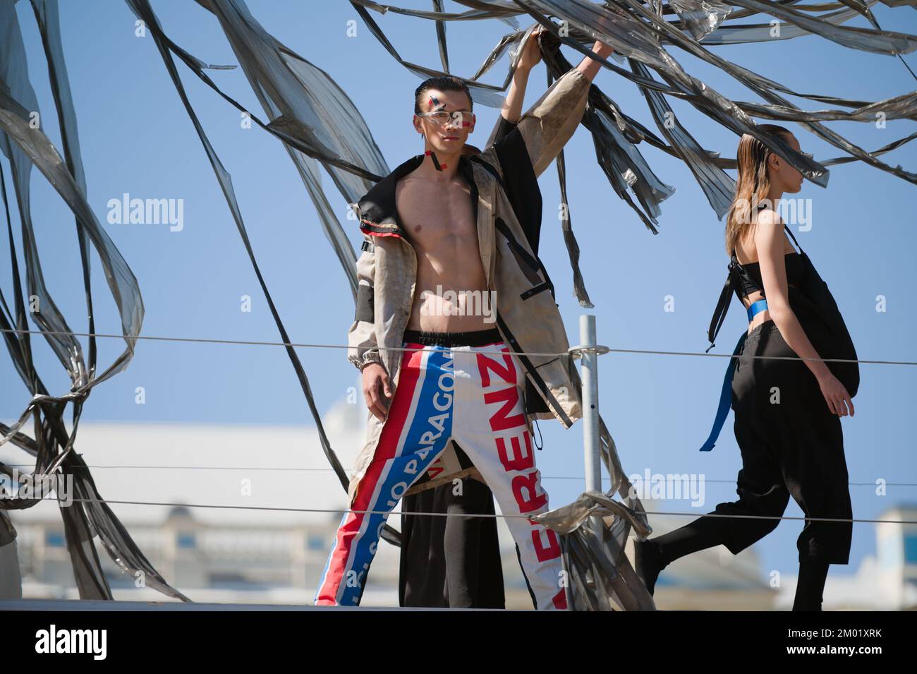 Kollektion des Modedesigners Ianis Chamalidi bei einer theatralischen Modeparade während des Projekts Associations 2019 in Catherine Park, Puschkin Stockfoto