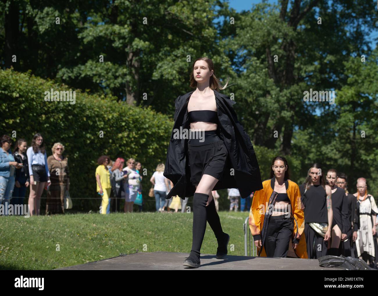 Kollektion des Modedesigners Ianis Chamalidi bei einer theatralischen Modeparade während des Projekts Associations 2019 in Catherine Park, Puschkin Stockfoto