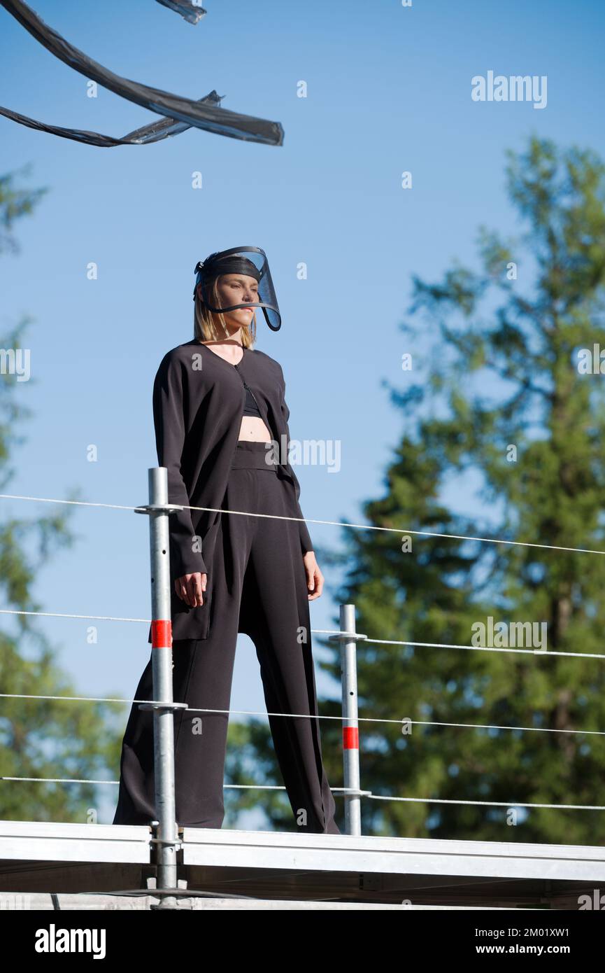 Kollektion des Modedesigners Ianis Chamalidi bei einer theatralischen Modeparade während des Projekts Associations 2019 in Catherine Park, Puschkin Stockfoto