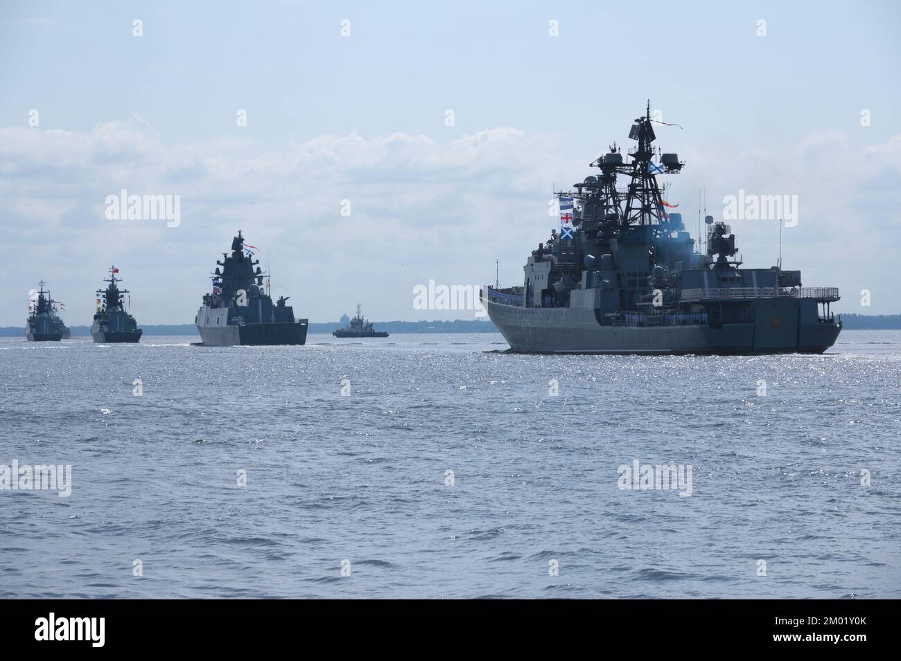 Kriegsschiffe während der Generalprobe der Russischen Marine Parade in Kronstadt, St. Petersburg, Russland Stockfoto