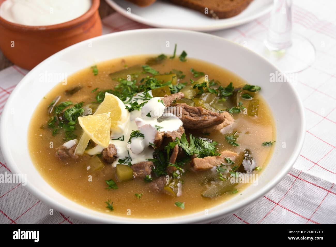 Die traditionelle russische Suppe Rassolnik von retro Rezept zubereitet Stockfoto