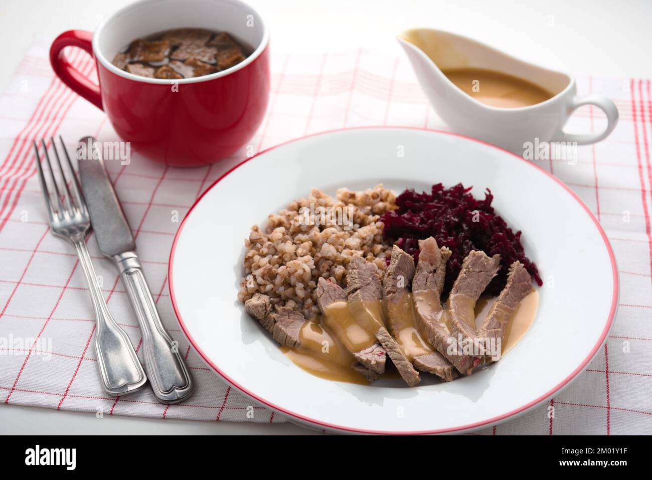 Gekochtes Rindfleisch mit Buchweizen Brei, Rote Beete Salat, und Rinderbrühe Stockfoto
