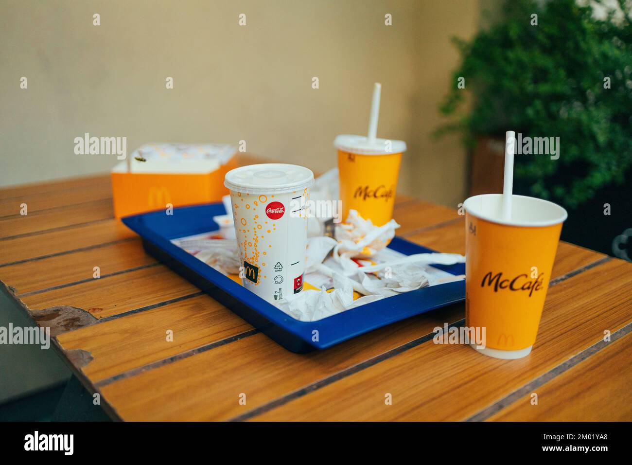 Krakau, Polen - 25. August 2022: Linkes Tablett im McDonald's-Restaurant. McDonald's ist eine amerikanische Hamburger- und Fast-Food-Restaurantkette. Stockfoto