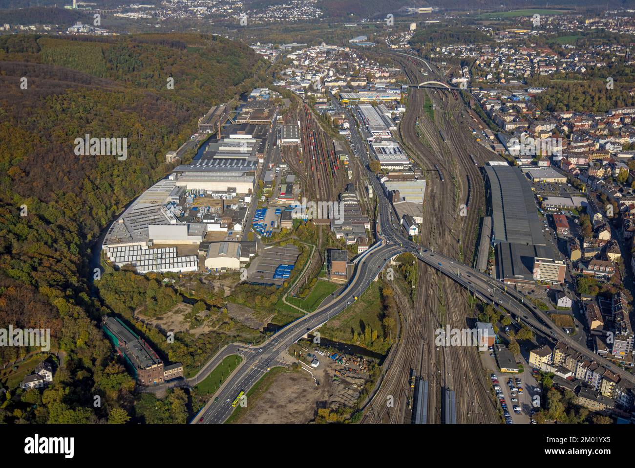Luftblick, Geschäftsviertel Sedanstraße, Hinterstraße des Bahnhofs, Waldgebiet Ruheforst Philippshöhe in Herbstfarben, Bahnhofsviertel, Altenhagen Stockfoto
