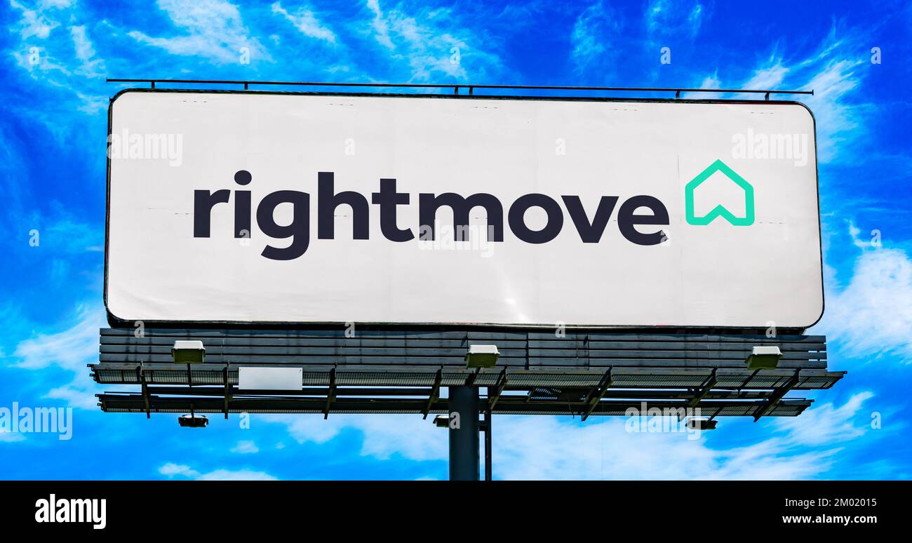 POZNAN, POL – 23. NOVEMBER 2022: Werbetafel mit Logo von Rightmove, einem britischen Unternehmen, das rightmove.co.uk, das Immobilienprodukt, betreibt Stockfoto POZNAN, POL – 23. NOVEMBER 2022: Werbetafel mit Logo von Rightmove, einem britischen Unternehmen, das rightmove.co.uk, das Immobilienprodukt, betreibt Stockfoto