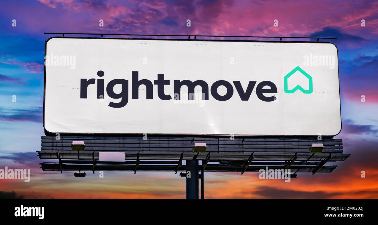 POZNAN, POL – 23. NOVEMBER 2022: Werbetafel mit Logo von Rightmove, einem britischen Unternehmen, das rightmove.co.uk, das Immobilienprodukt, betreibt Stockfoto POZNAN, POL – 23. NOVEMBER 2022: Werbetafel mit Logo von Rightmove, einem britischen Unternehmen, das rightmove.co.uk, das Immobilienprodukt, betreibt Stockfoto