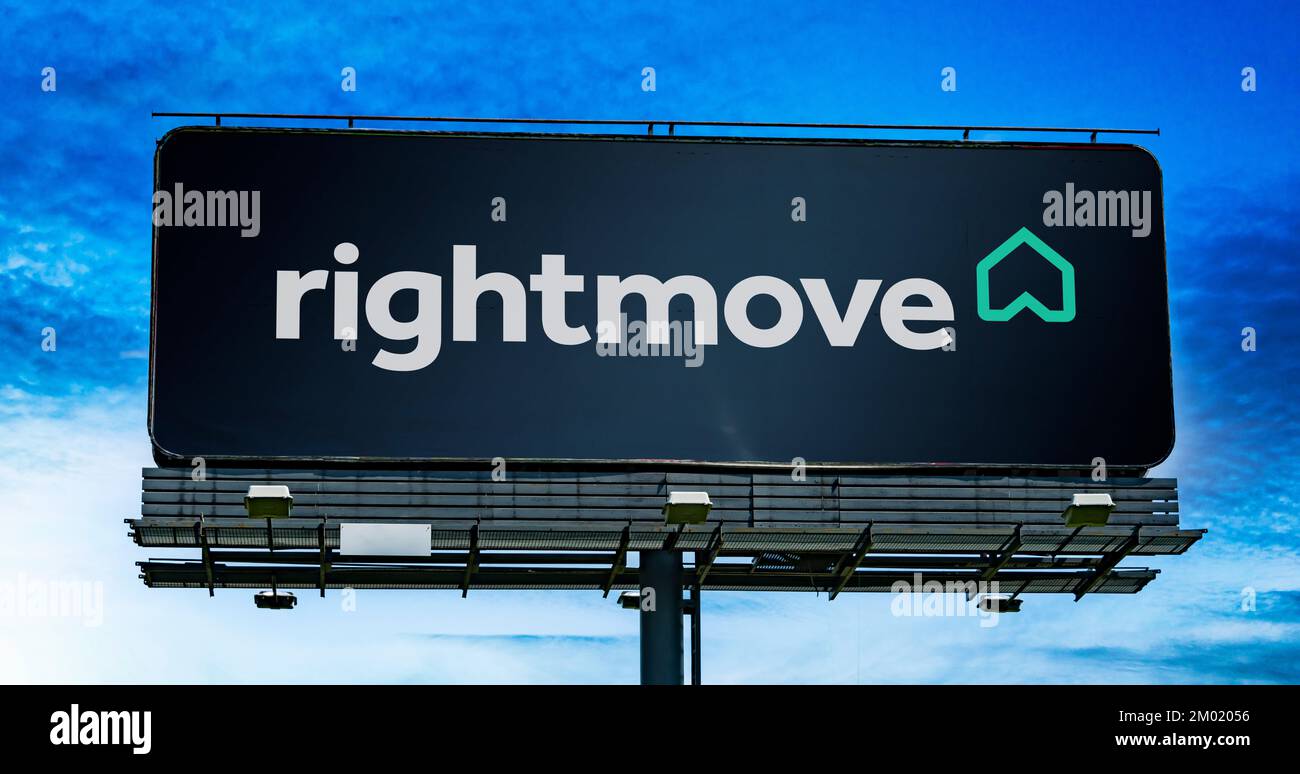POZNAN, POL – 23. NOVEMBER 2022: Werbetafel mit Logo von Rightmove, einem britischen Unternehmen, das rightmove.co.uk, das Immobilienprodukt, betreibt Stockfoto POZNAN, POL – 23. NOVEMBER 2022: Werbetafel mit Logo von Rightmove, einem britischen Unternehmen, das rightmove.co.uk, das Immobilienprodukt, betreibt Stockfoto