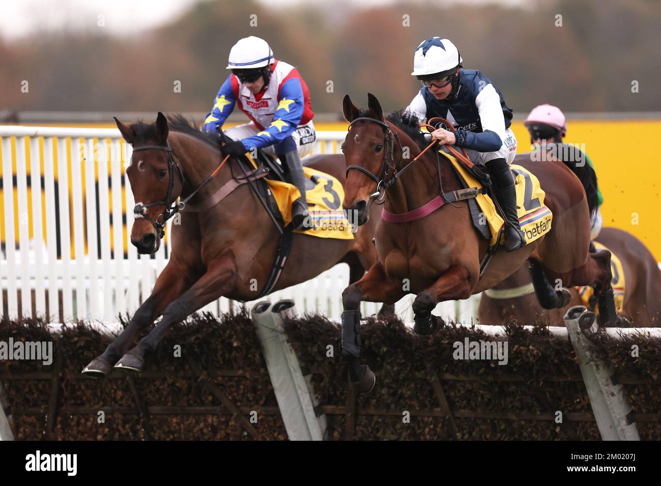 Love Envoi geritten von Jockey Jonathan Burke (links) auf dem Weg zum Gewinn der Betfair Daily Rewards Handicap Hürde mit Martator geritten von Jockey Charlie Deutsch Achter am zweiten Tag des Betfair Tingle Creek Festivals auf der Rennbahn Sandown Park, Esher. Foto: Samstag, 3. Dezember 2022. Stockfoto