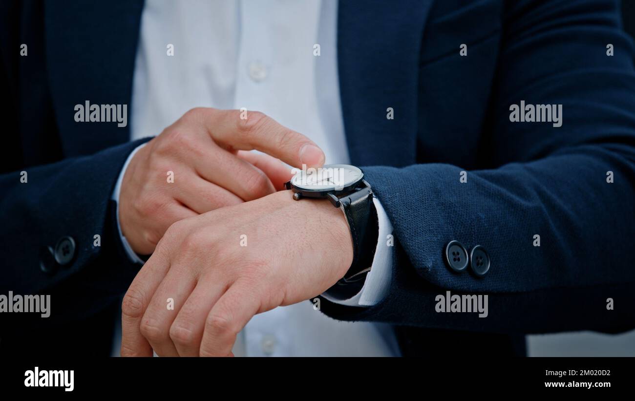 Nahaufnahme männliche Hand mit Armbanduhr asiatischer Geschäftsmann mittleren Alters Manager männlicher Boss Firma CEO Unternehmer Arbeitgeber überprüfen Zeit Stockfoto