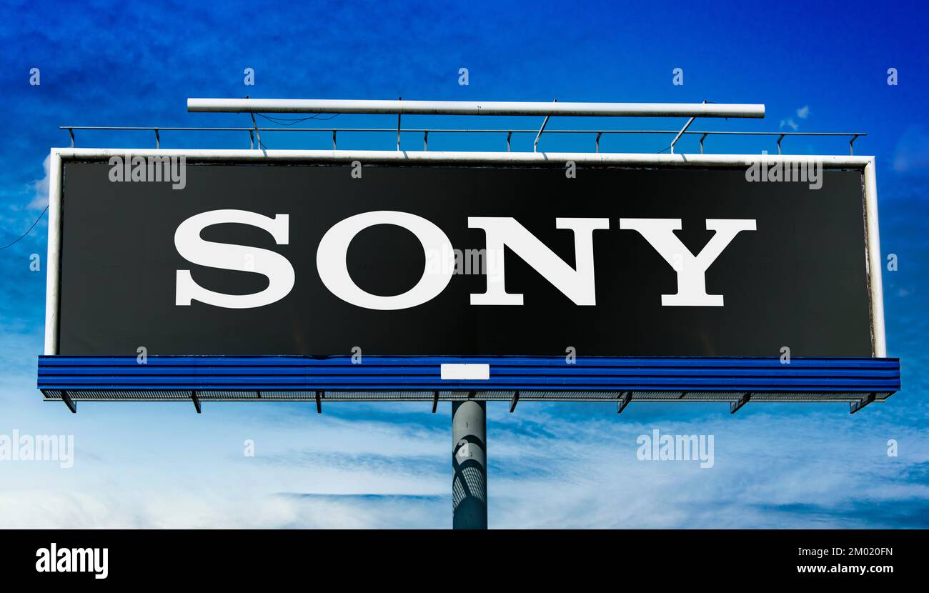 POZNAN, POL – 20. JULI 2022: Reklametafel mit dem Logo von Sony, einem multinationalen Konglomerat mit Hauptsitz in Konan, Minato, Stockfoto