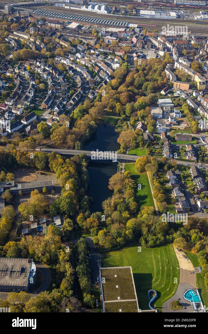 Luftaufnahme, Ischelandteich, Bäume in Herbstfarben, Altenhagen, Hagen, Ruhrgebiet, Nordrhein-Westfalen, Deutschland, bunte Bäume, Bäume im Herbst CO Stockfoto