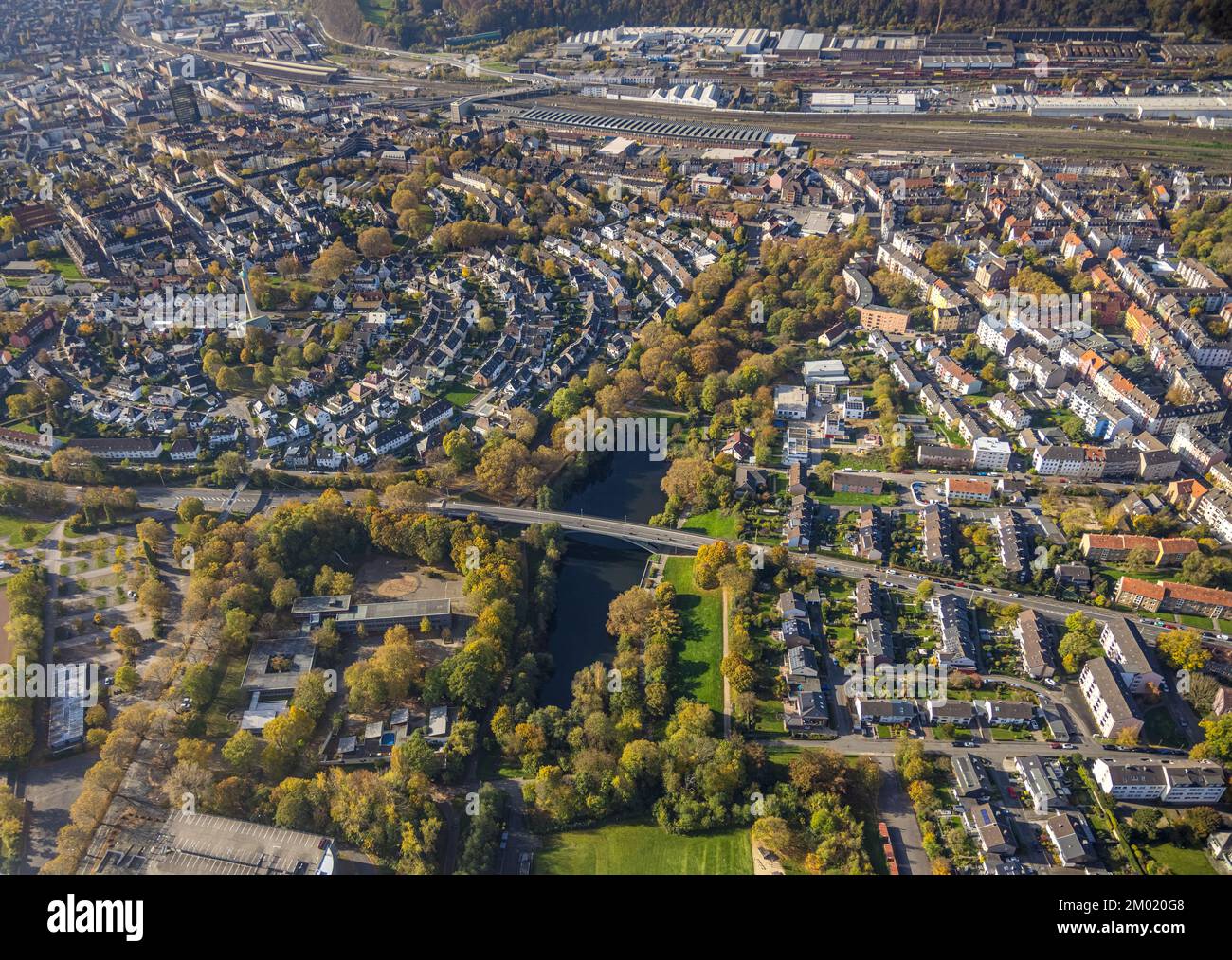 Luftaufnahme, Ischelandteich, Bäume in Herbstfarben, Altenhagen, Hagen, Ruhrgebiet, Nordrhein-Westfalen, Deutschland, bunte Bäume, Bäume im Herbst CO Stockfoto