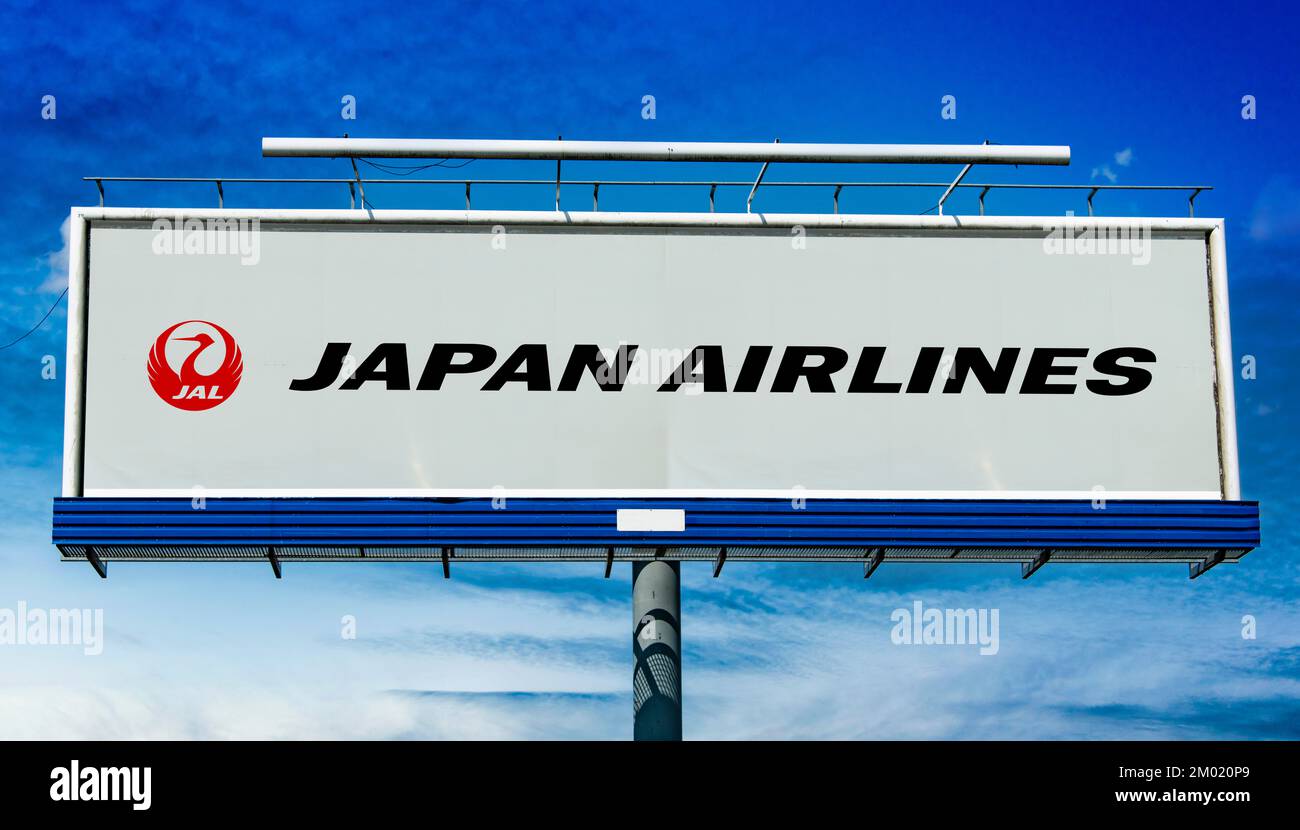 POZNAN, POL - 23. JUN 2022: Werbeplakat mit Logo von Japan Airlines, einer internationalen Fluggesellschaft und Japans Flaggenträger, Headquarter Stockfoto