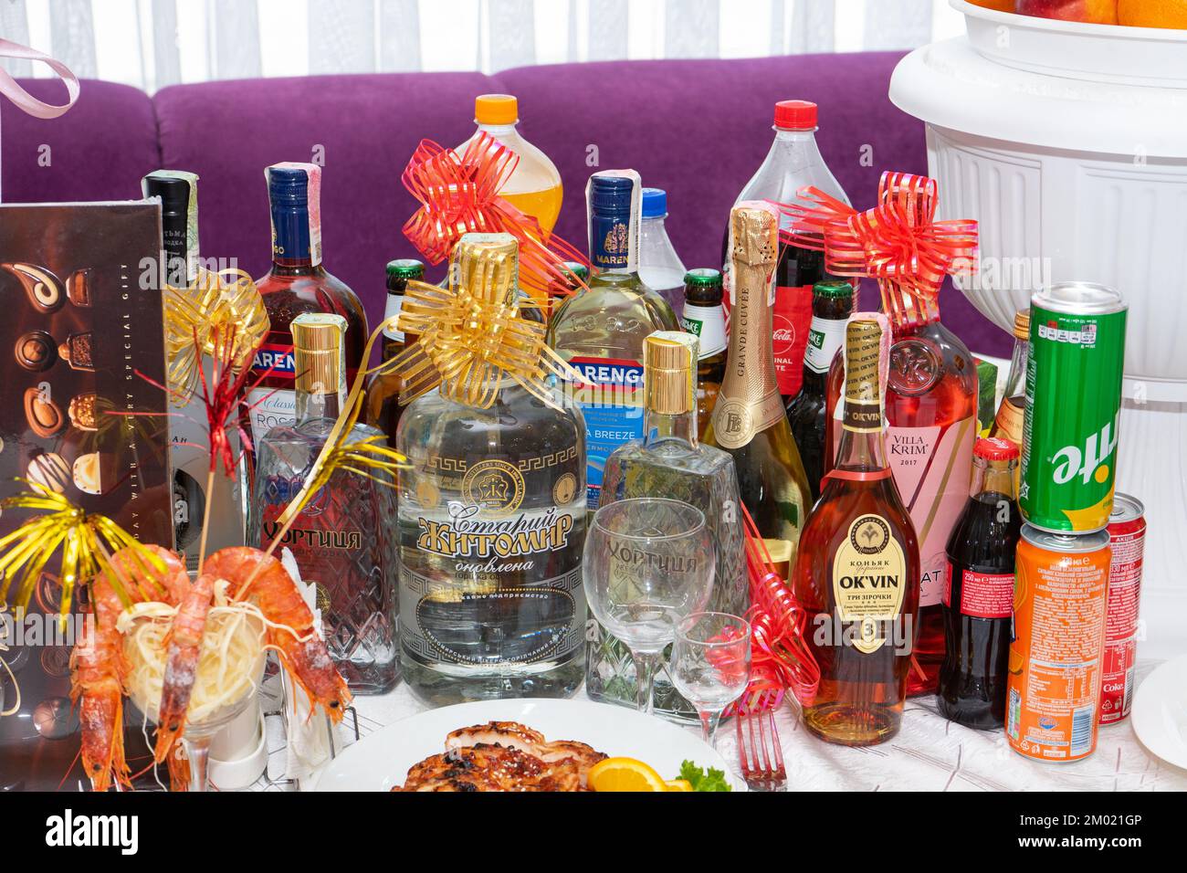 Viele alkoholische und alkoholfreie Getränke auf dem Festtisch. Stockfoto