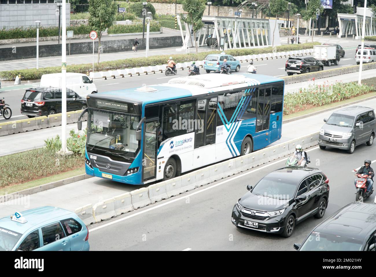 Trans Jakarta Bus in der Buslinie, zur Hauptverkehrszeit. Lage im Geschäftsviertel Sudirman Street Jakarta, Indonesien Stockfoto