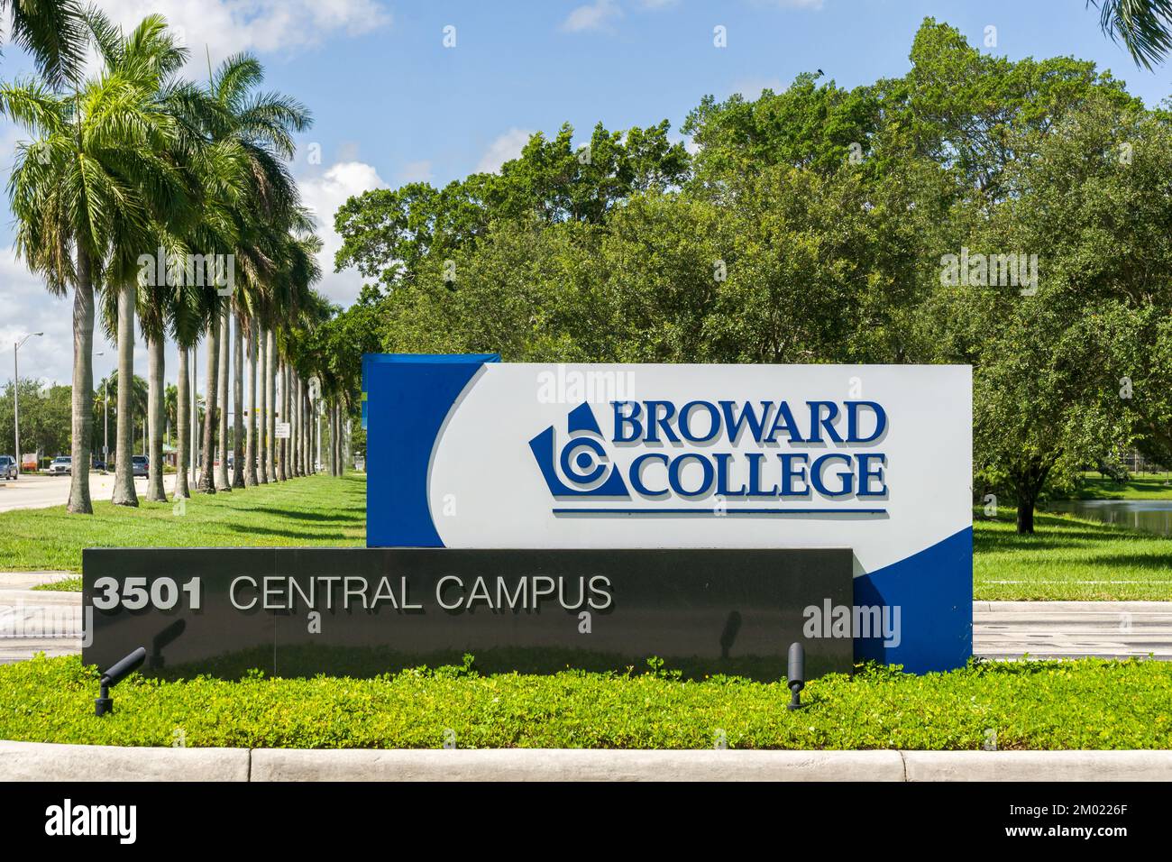 DAVIE, FL, USA - 1. JULI 2022: Eintritt zum Campus des Broward College. Stockfoto