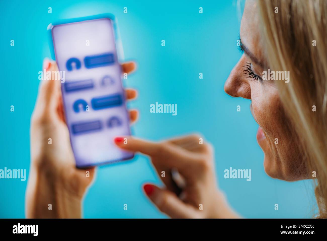 Kunde, der einen Chatbot auf einem Smartphone verwendet Stockfoto