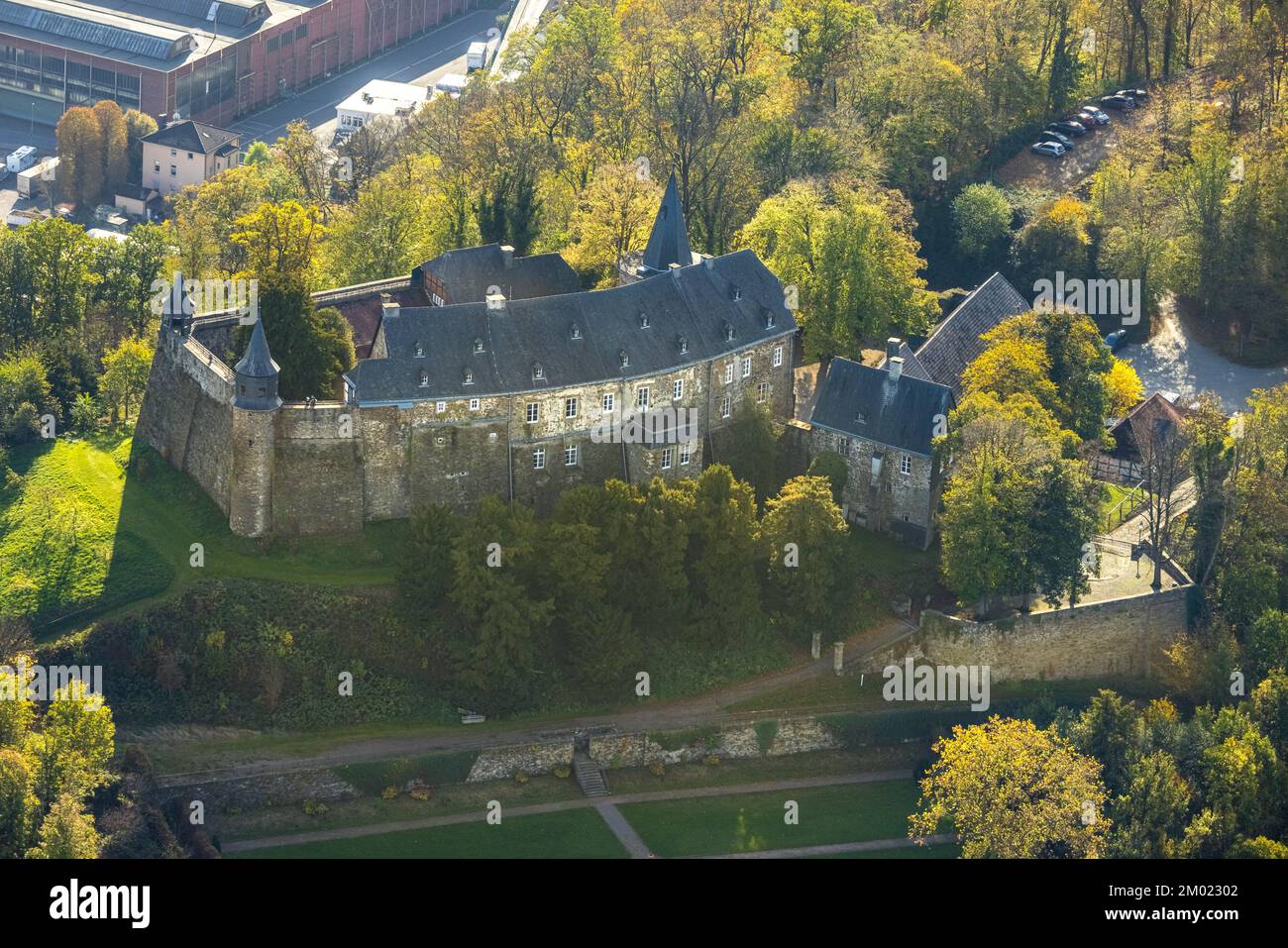 Luftaufnahme, Schloss Hohenlimburg, Herbstwald, Hohenlimburg, Hagen, Ruhrgebiet, Nordrhein-Westfalen, Deutschland, farbenfrohe Bäume, Burg, Bäume im Herbst Stockfoto