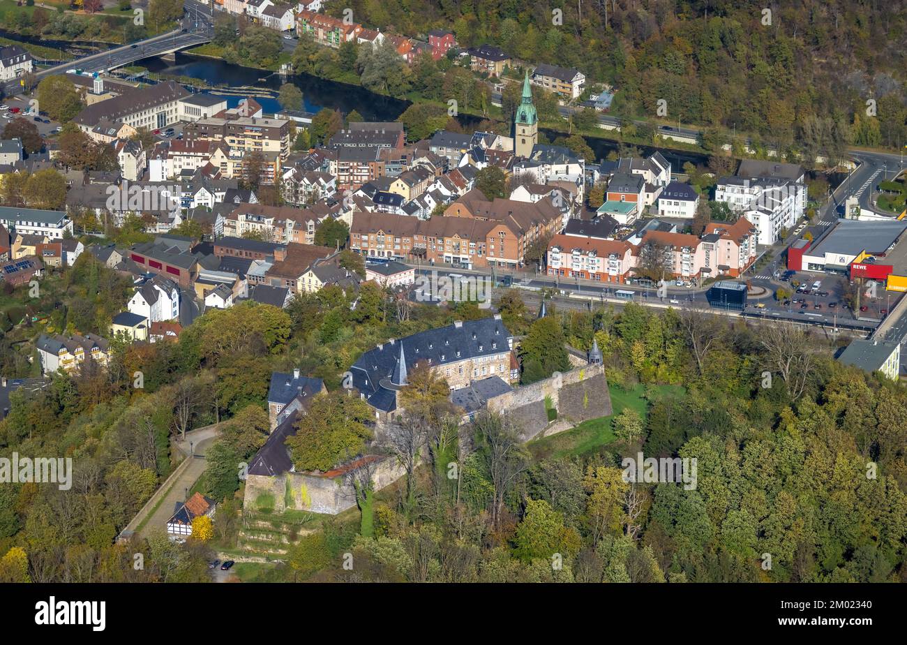 Aus der Vogelperspektive, Schloss Hohenlimburg, protestantische Kirche Hohenlimburg, Hohenlimburg, Hagen, Ruhrgebiet, Nordrhein-Westfalen, Deutschland, verehrte si Stockfoto