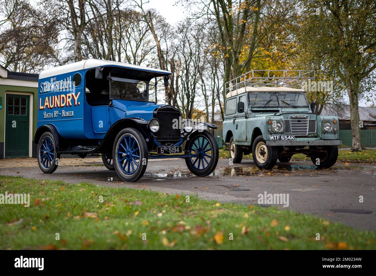 1921 Ford Model TT Truck & 1972 Land Rover, ausgestellt auf der Workhorse Assembly, die am 27.. November 2022 im Bicester Heritage Centre stattfindet Stockfoto