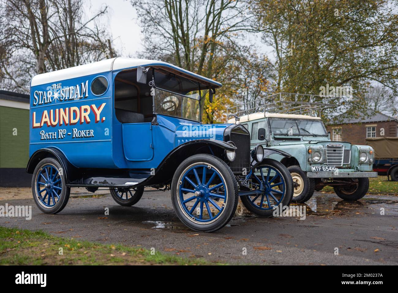 1921 Ford Model TT Truck & 1972 Land Rover, ausgestellt auf der Workhorse Assembly, die am 27.. November 2022 im Bicester Heritage Centre stattfindet Stockfoto