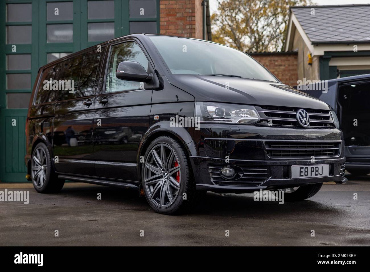 2014 Volkswagen Transporter S-Line „E8 PBJ“ auf der Workhorse Assembly im Bicester Heritage Centre am 27.. November 2022 Stockfoto