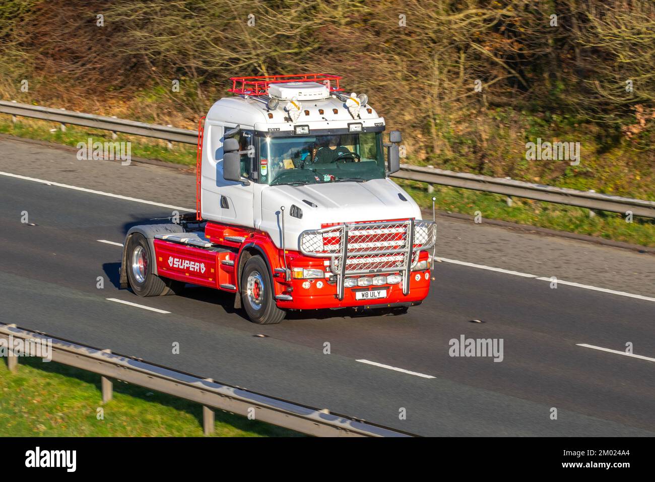 SCANIA SUPER 124L 420 T, 2001, weiß/rot, Bullnose Cab, 15608 cm3 Dieseltraktor Stockfoto