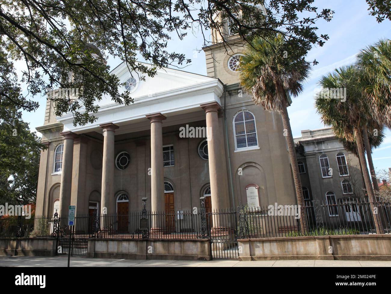 Blick auf die erste (schottische) Presbyterian Church in Charleston, South Carolina Stockfoto