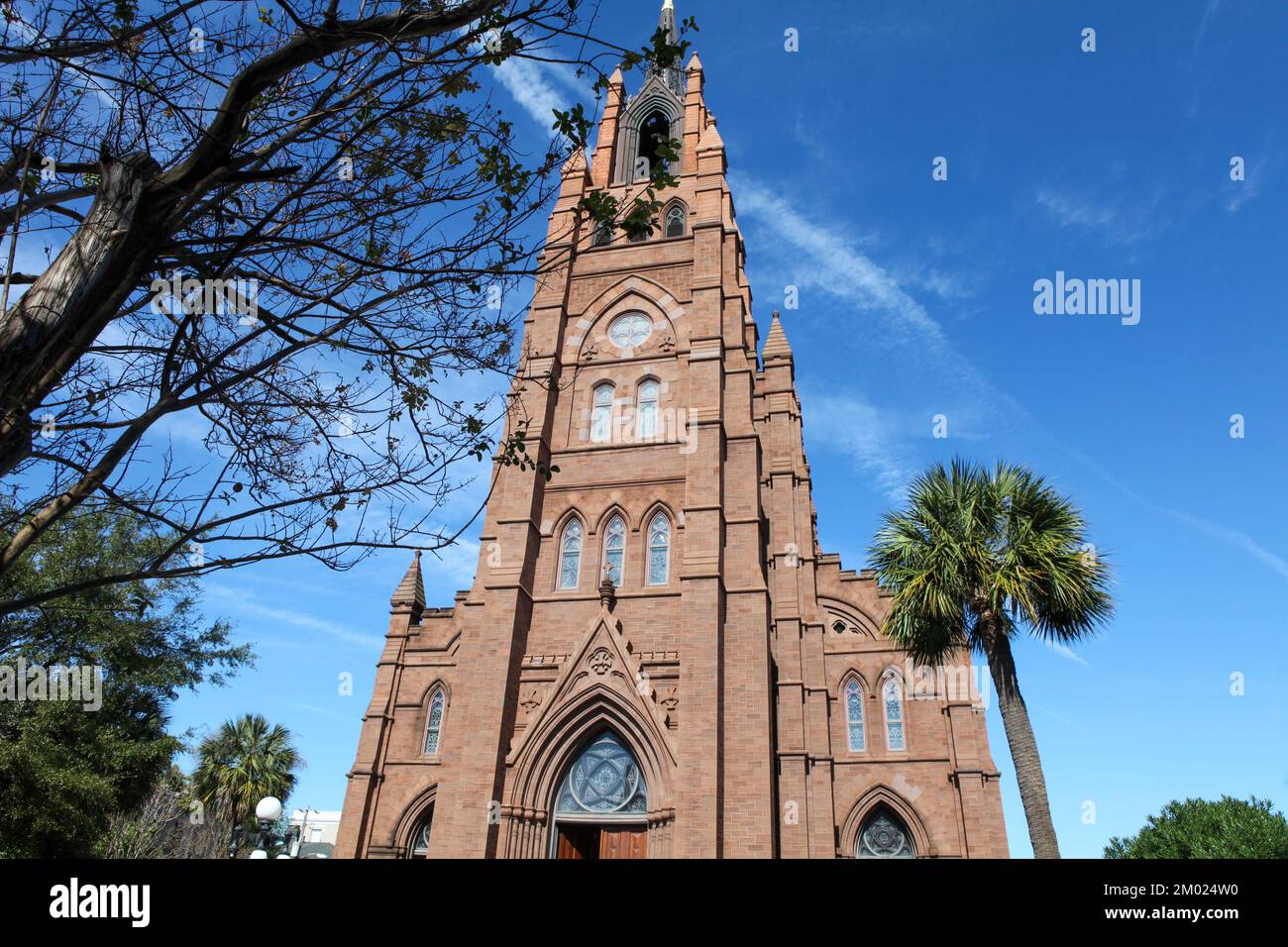 Blick auf die Kathedrale von Saint John, dem Täufer in Charleston, South Carolina. Stockfoto