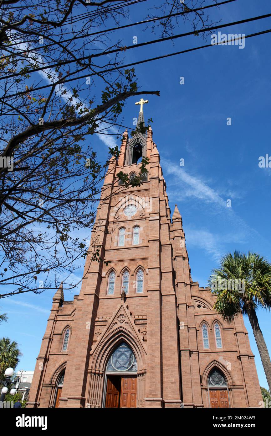 Blick auf die Kathedrale von Saint John, dem Täufer in Charleston, South Carolina. Stockfoto