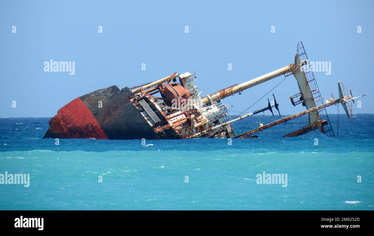 Das Wrack eines Schiffes, das am 26. Dezember 2004 durch den Tsunami zerstört wurde und die Küstengebiete des Indischen Ozeans traf. Stockfoto