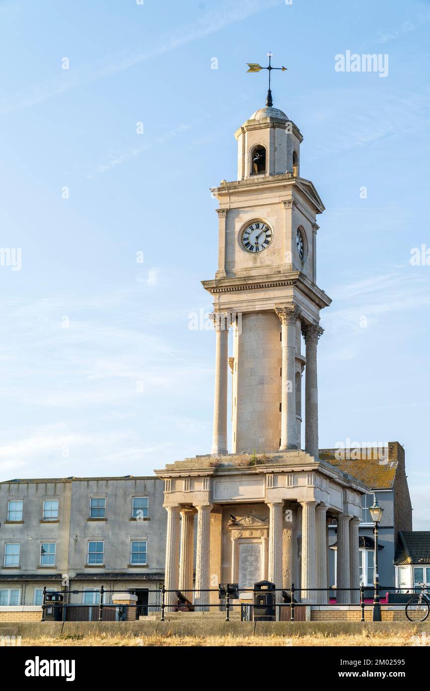 Der Uhrenturm am Ufer von Herne Bay um 6 Uhr morgens, goldene Stunde. Der Steinturm, ein denkmalgeschütztes Wahrzeichen der Kategorie II, wurde 1837 errichtet. Stockfoto