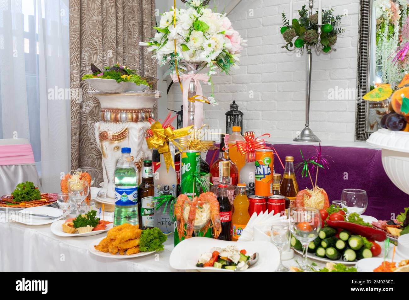 Viele verschiedene Gerichte und Getränke auf dem festlichen Tisch. Köstliche Gerichte auf dem Hochzeitstisch in der Ukraine Stockfoto