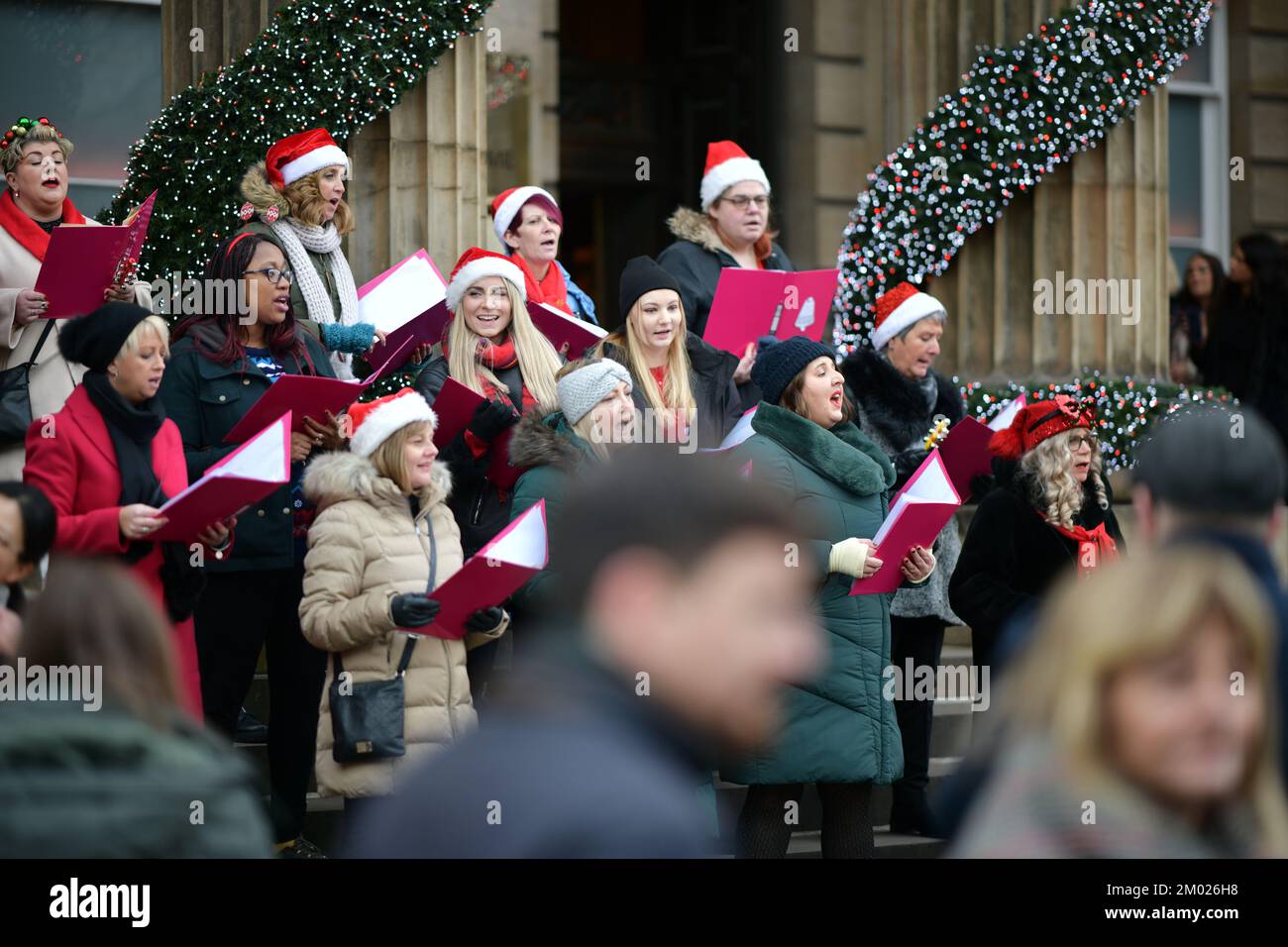 Edinburgh Scotland, Vereinigtes Königreich, 03. Dezember 2022. Carol-Sänger in der George Street unterhalten und sammeln Spenden für die Edinburgh Children Hospital Charity. Live-Nachrichten von sst/alamy Stockfoto