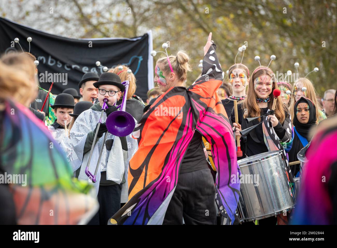 Cambridge, Großbritannien. 3.. Dezember 2022. Die Mill Road Winter Fair ist eine der vielseitigsten und lebendigsten Straßen von Cambridge und wird von Besuchern gefeiert. Es gibt Imbissstände, Musik, Tanz, Paraden, während die Leute sich an einem eintägigen Festival treffen. Kredit: Julian Eales/Alamy Live News Stockfoto