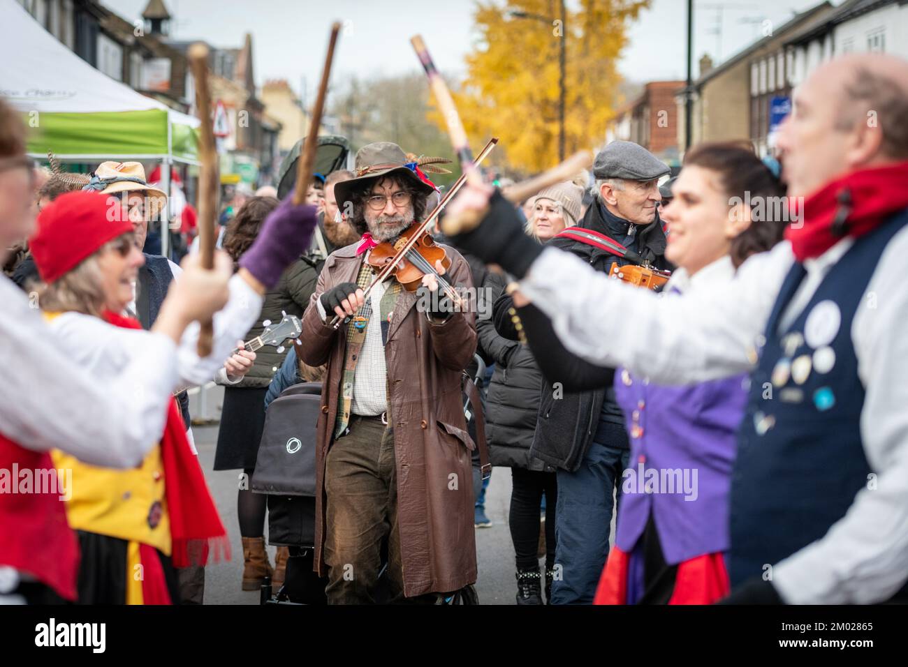 Cambridge, Großbritannien. 3.. Dezember 2022. Die Mill Road Winter Fair ist eine der vielseitigsten und lebendigsten Straßen von Cambridge und wird von Besuchern gefeiert. Es gibt Imbissstände, Musik, Tanz, Paraden, während die Leute sich an einem eintägigen Festival treffen. Kredit: Julian Eales/Alamy Live News Stockfoto